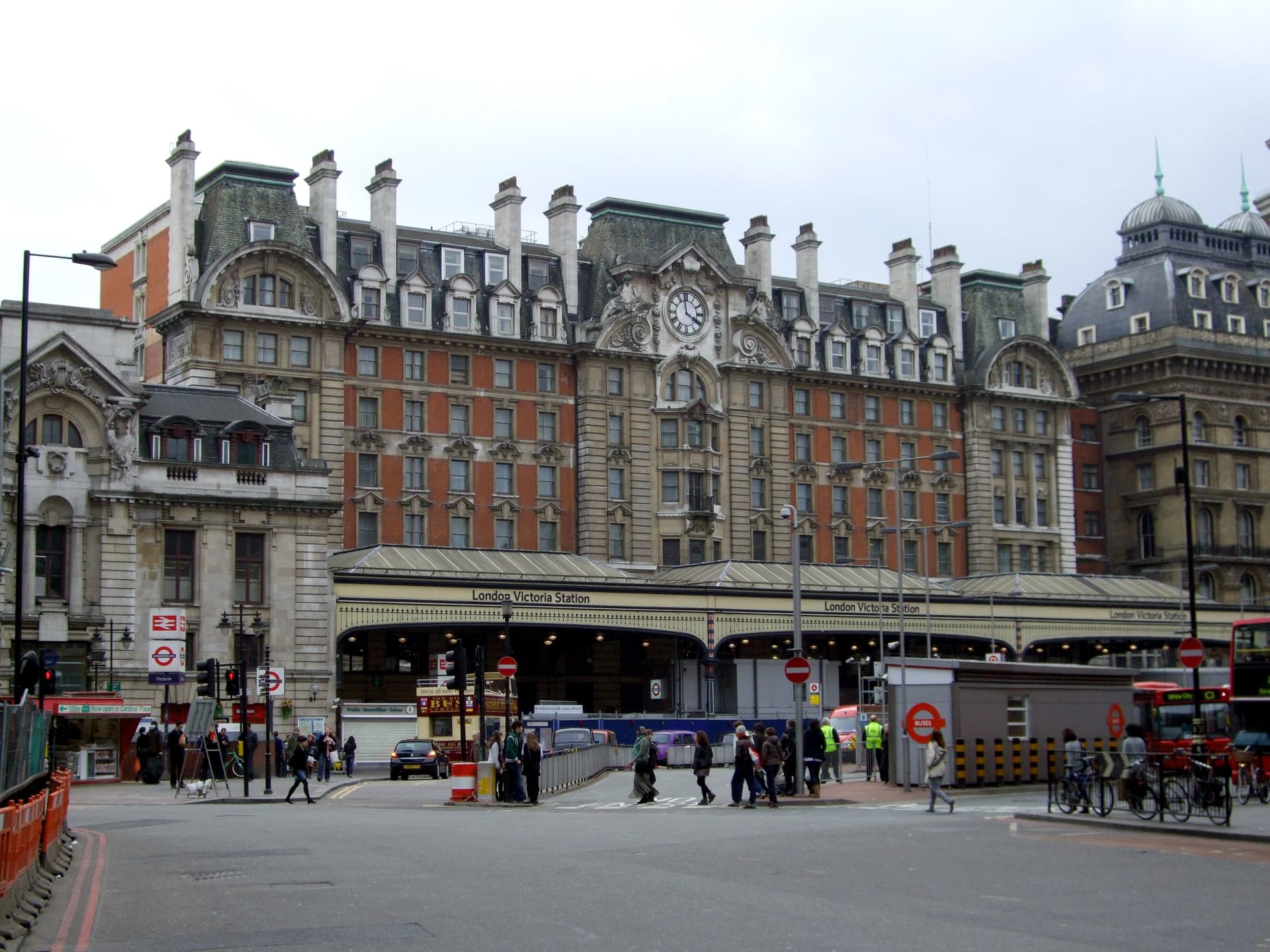 Secure lockers and luggage drop-off near Victoria Coach terminal