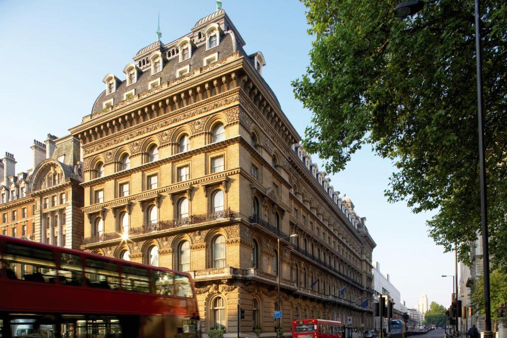 Affordable, Secure Luggage Storage at Victoria Station in London